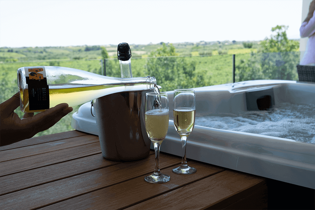Aperitivo con vino nella Jacuzzi idromassaggio in terrazza - Magnificat Hotel Abruzzo