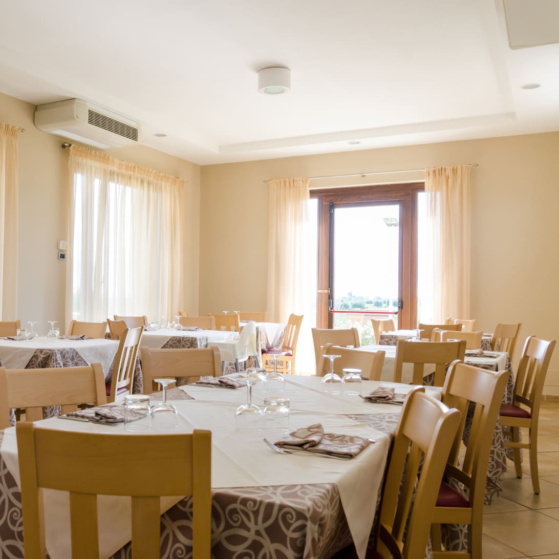 Sala del ristorante del Magnificat Hotel in Abruzzo, con cucina tipica